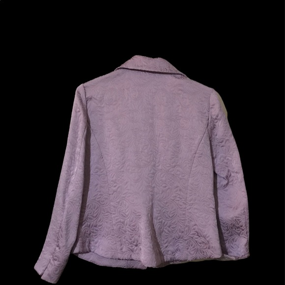 Beautiful lavender blazer with pockets! Gently worn, excellent condition. - Picture 2 of 3